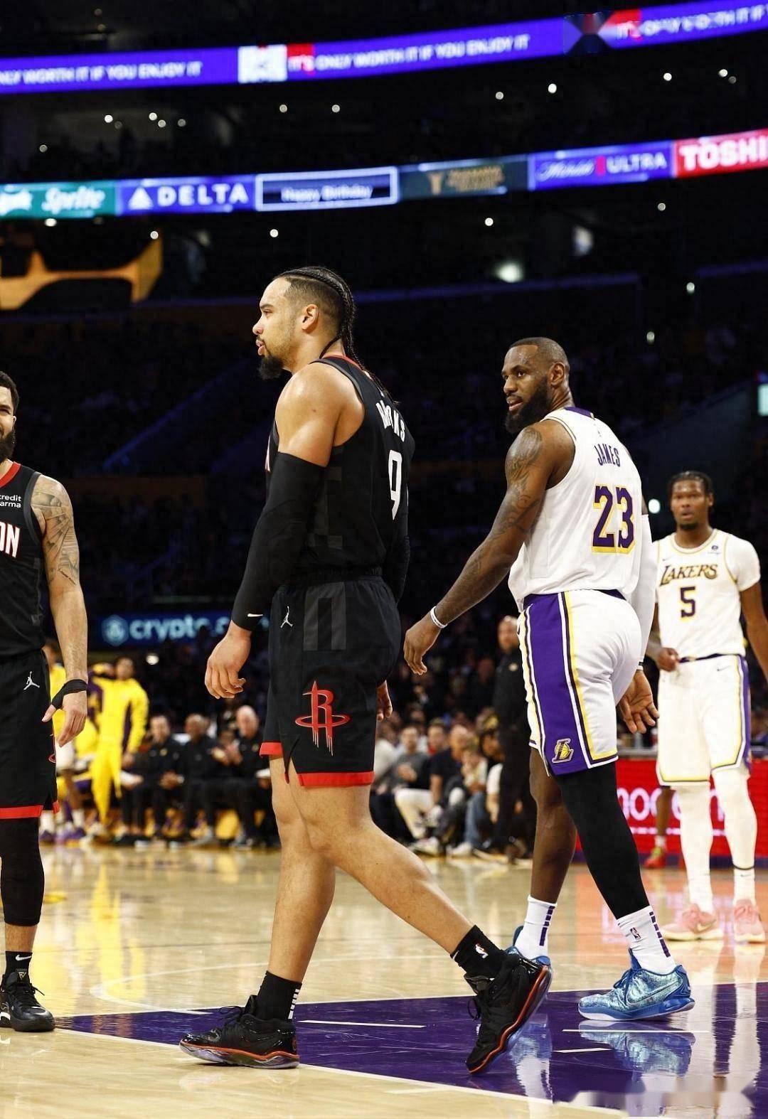 开云体育官方-猛龙主场击败湖人，范弗利特发威