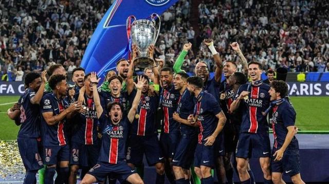 巴黎兴奋赛场即将迎战,球迷齐聚支持 巴黎兴奋赛场即将迎战,球迷齐聚支持